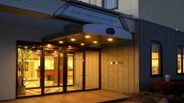 施設の正面 (日没後) / 1