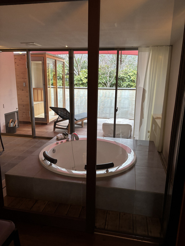 部屋のジャグジーとサウナ