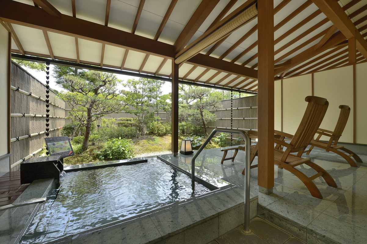 庭園付露天風呂客室・石風呂一例