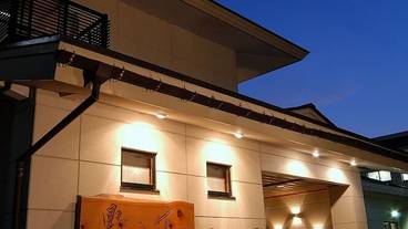 施設の正面 (日没後) / 1