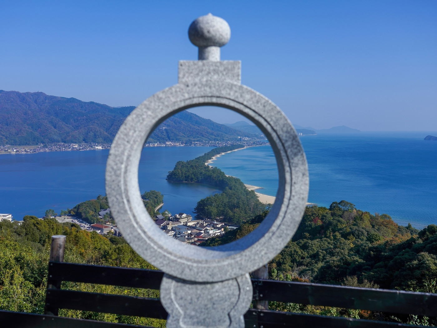 知恵の輪の石灯籠越しに見る天橋立の絶景@京都