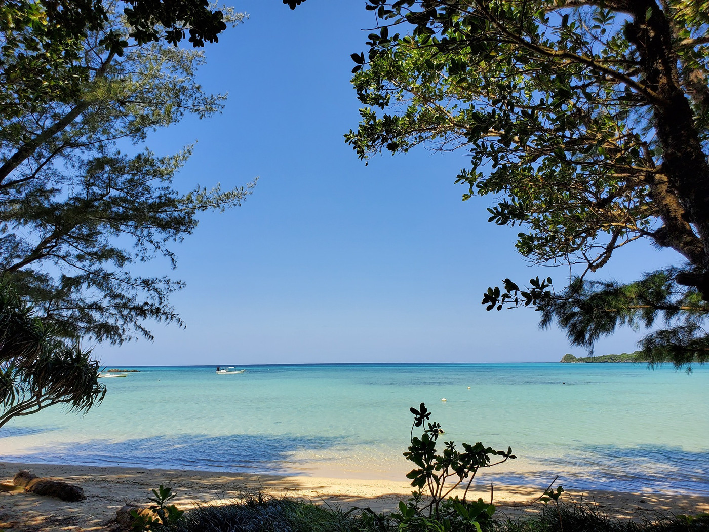 石垣島　底地ビーチ　初夏の晴天輝く砂浜　