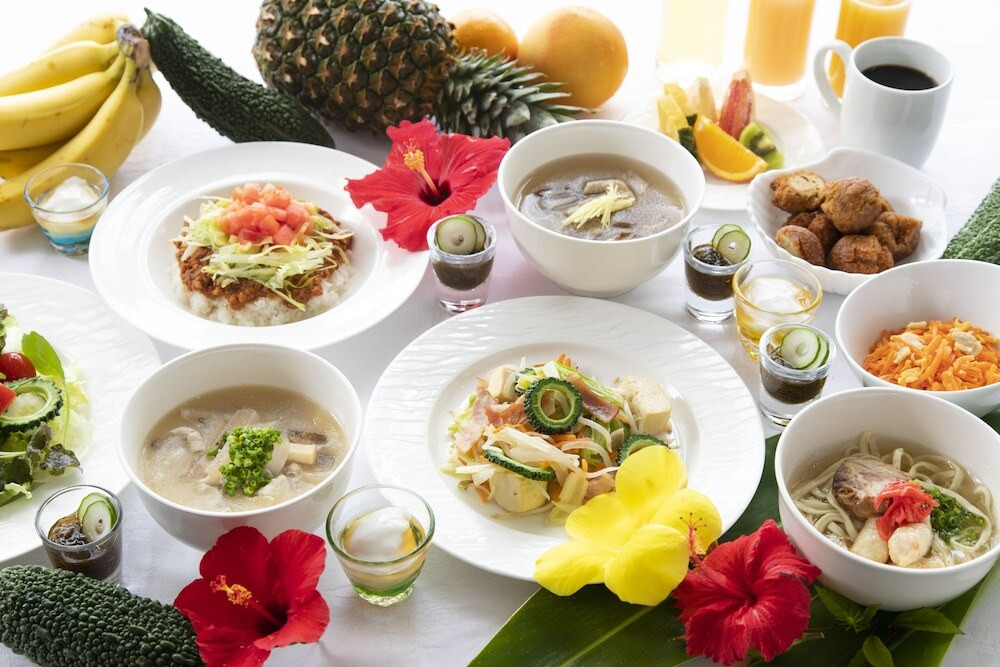 光あふれる明るい空間で、沖縄らしさ満点の朝食を4286794