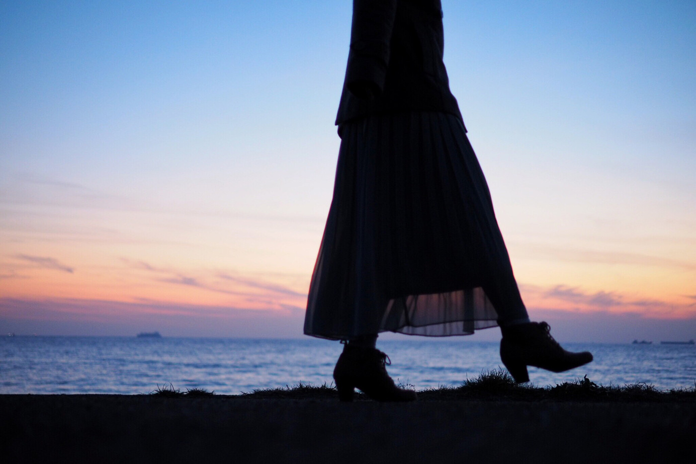 海辺のお散歩。綺麗に染まる空を背景に。