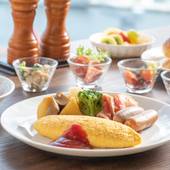 ヨコハマ グランド インターコンチネンタル ホテル（神奈川県 シティホテル）：ブッフェ・ダイニング「オーシャンテラス」の朝食一例。ライブキッチンで作る卵料理や、焼きたてホテルメイドパンの香りに食欲をそそられる。 / 5