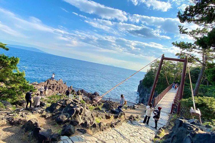 絶景を楽しめる
城ケ崎海岸へ / 1