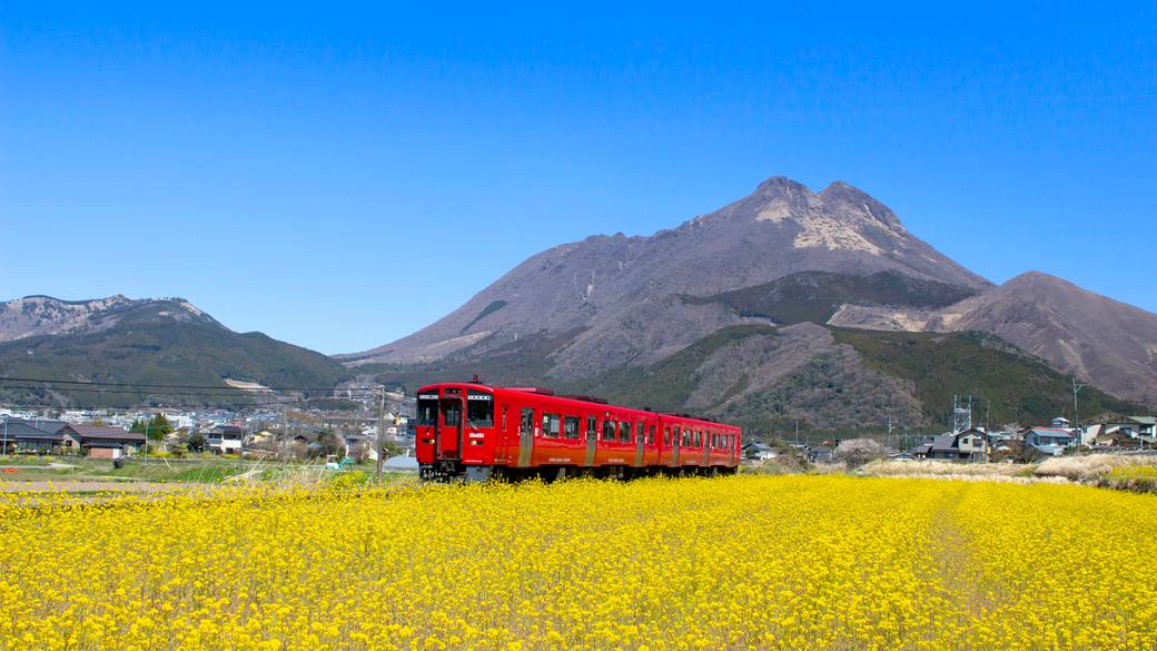 由布岳と赤い列車 / 2