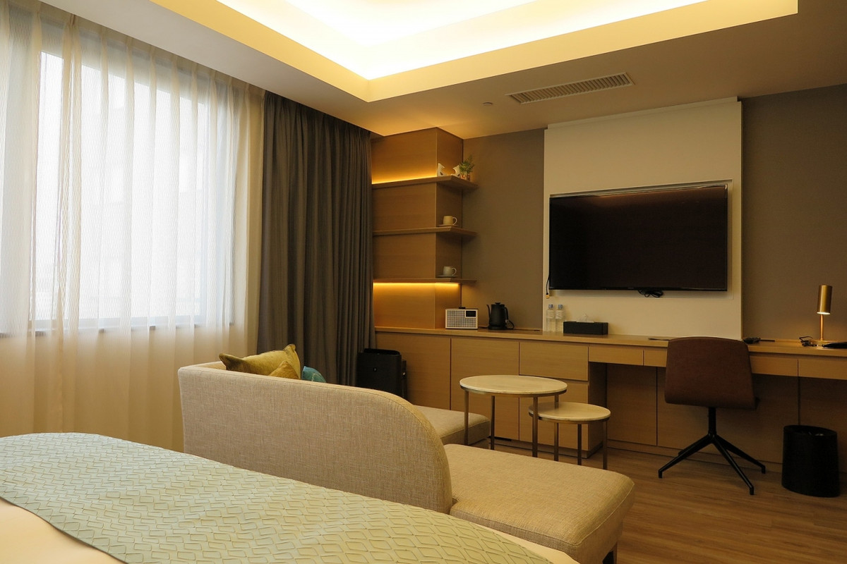 テレビは4K49インチ、棚にかわいい鯱