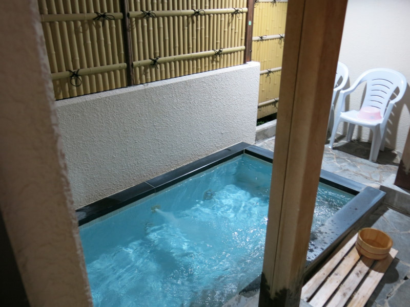 貸切露天は冷泉そのまま。冬は入れないでしょう(笑)