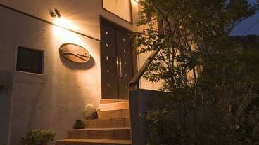 施設の正面 (日没後) / 3