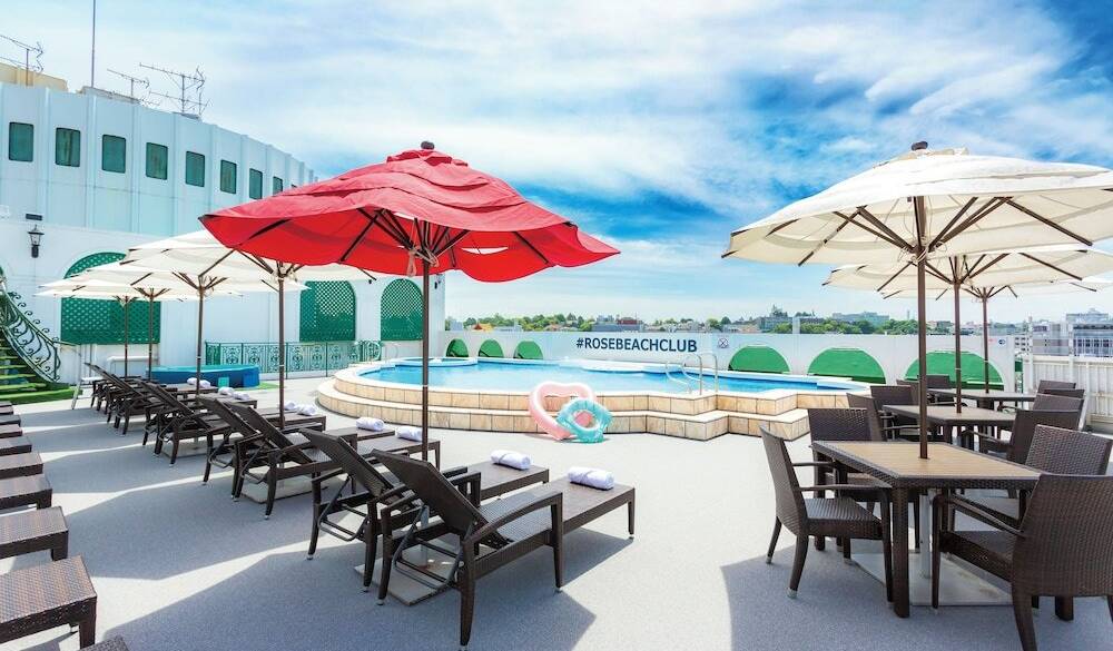 屋上プールで
リゾート気分に浸る / 1