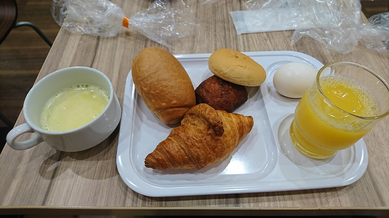 朝食。ゆで卵はほんのり塩が利いています。