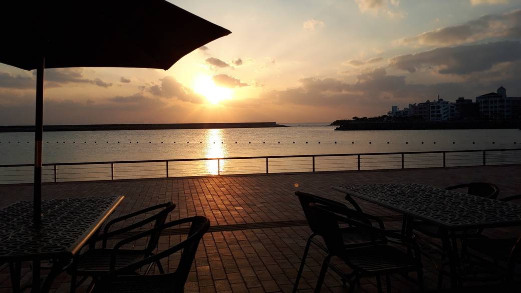海風を感じながら…
沖縄の夜に乾杯 / 2