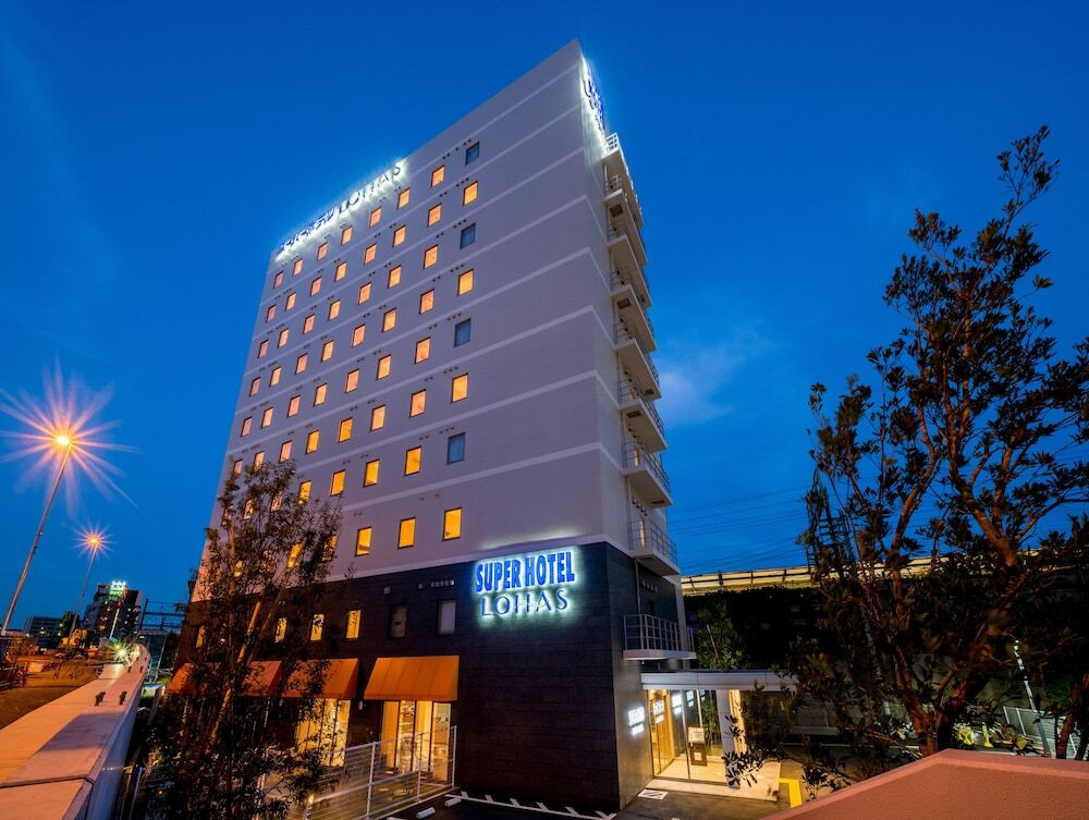 施設の正面 (日没後)