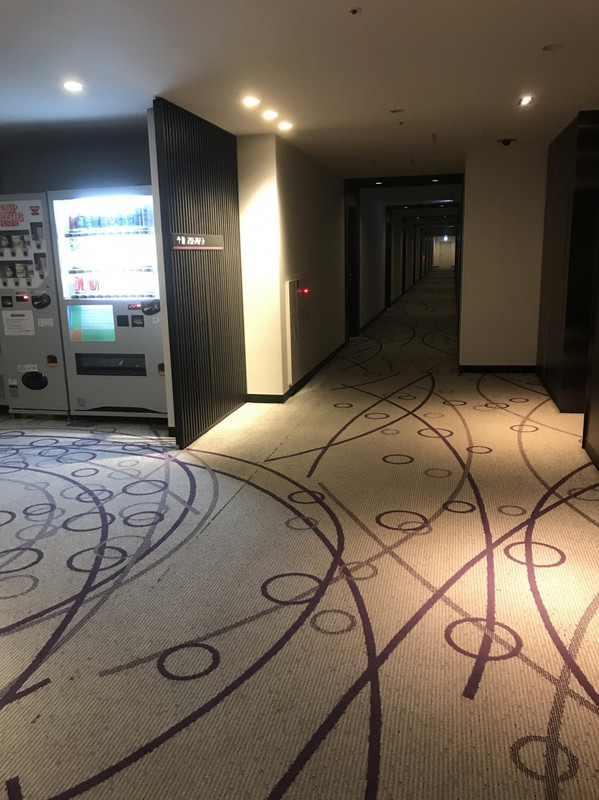 宿泊階の廊下・・飲料も購入可能