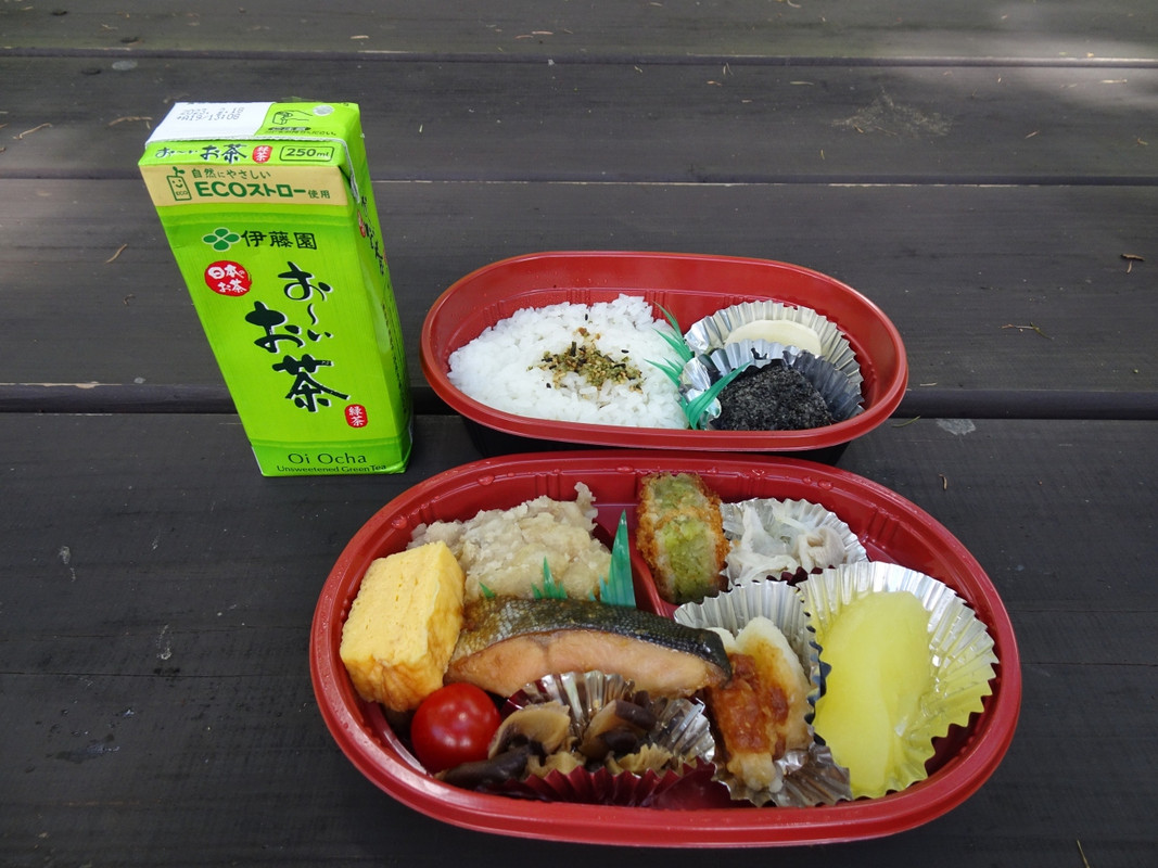 「上高地・山の弁当」ホテル庭のベンチでいただきました。