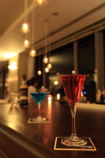 館内のバーで夜更けまで友と語り合う3400173