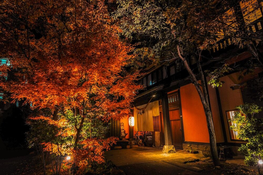 施設の正面 (日没後)