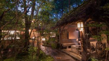 施設の正面 (日没後) / 3