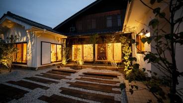 施設の正面 (日没後) / 1