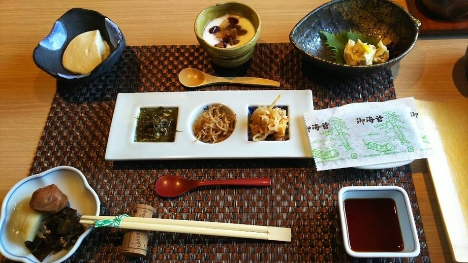 その場で焼かれる干物
食欲そそる朝の和食膳 / 2