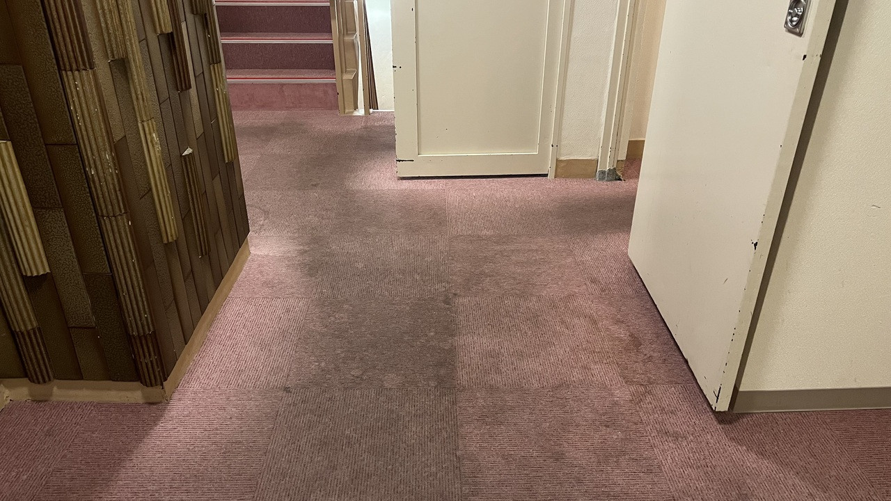 廊下の黒ずんだ絨毯。