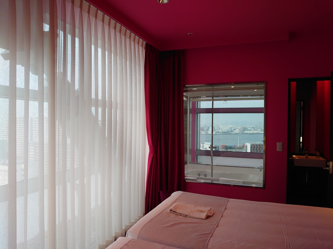 バスルームは明るいが、洗面所は狭く暗い