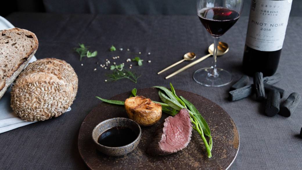 お腹も心も満たされる
ニセコ料理に舌鼓 / 2