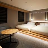 ホテル・アンドルームス新大阪（大阪府 ビジネスホテル）：小上がりにダブルベッドが2台並んだ一番贅沢なお部屋。ソファベッドを利用すれば最大5名まで宿泊可能。 / 2