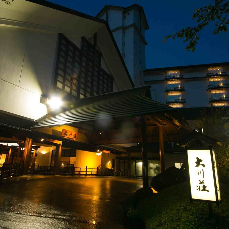 施設の正面 (日没後)