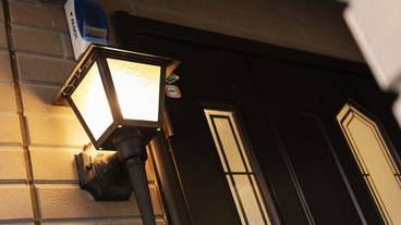 施設の正面 (日没後) / 1