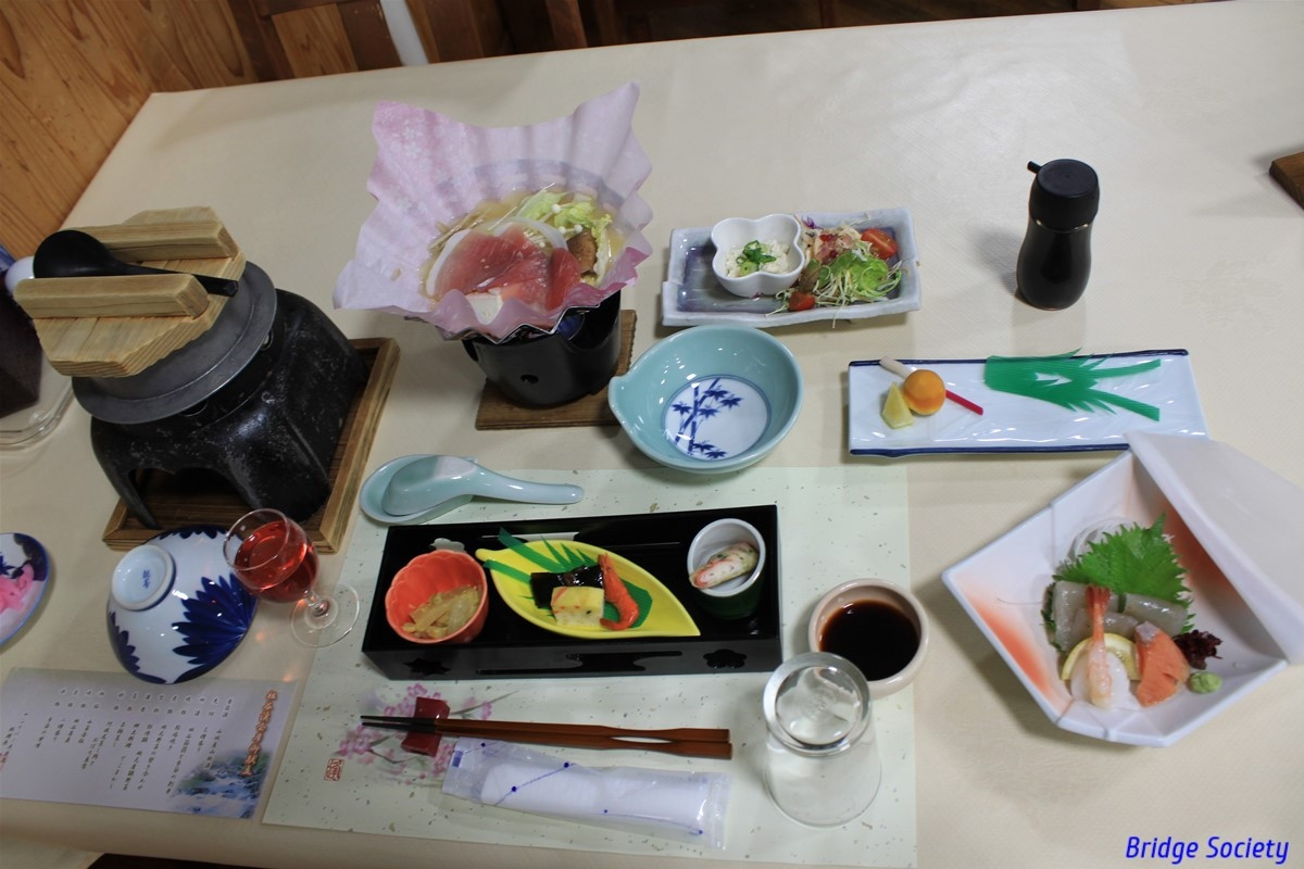 夕食、この他に鮎の塩焼きや茶碗蒸し等が付きます。