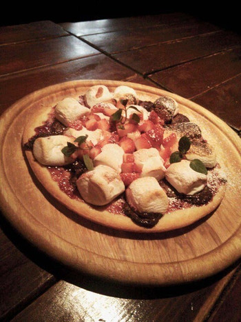 「AlcolicCafeロジェ」料理 786650 季節のフルーツ＆マシュマロpizza