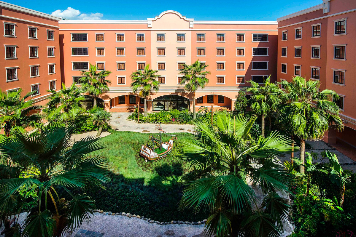 "ディスカバー"中庭