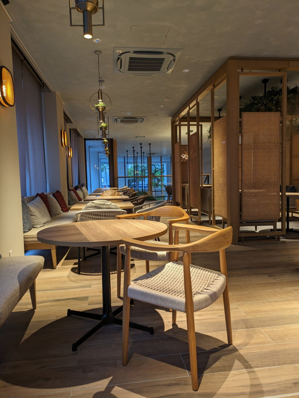 ２階のラウンジではコーヒーが無料で飲めます