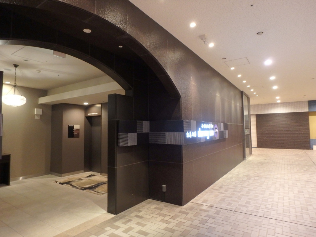 ホテルの入口。フロントは２階にある