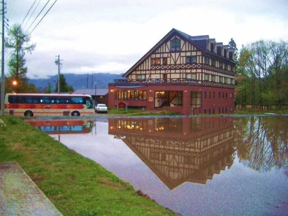 施設の正面 (日没後)