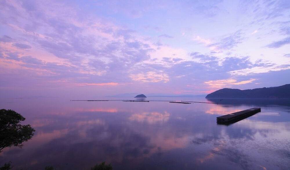 朝靄が幻想的な湖畔で
絶景をひとりじめ / 1