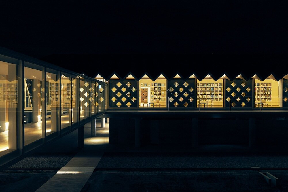 夜の館内の雰囲気