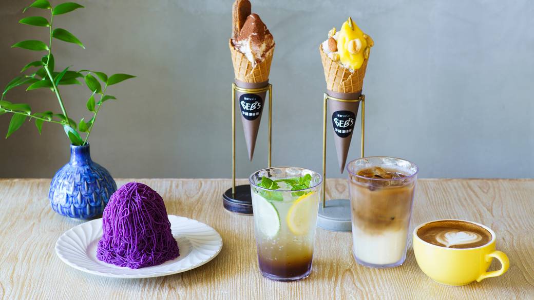 カフェのドリンクとスイーツ / 2