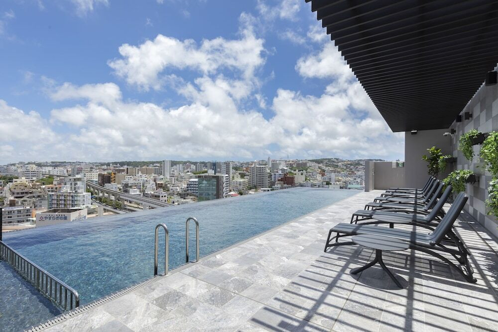 自慢のインフィニティプールから那覇の街並みを一望できるホテル4260067