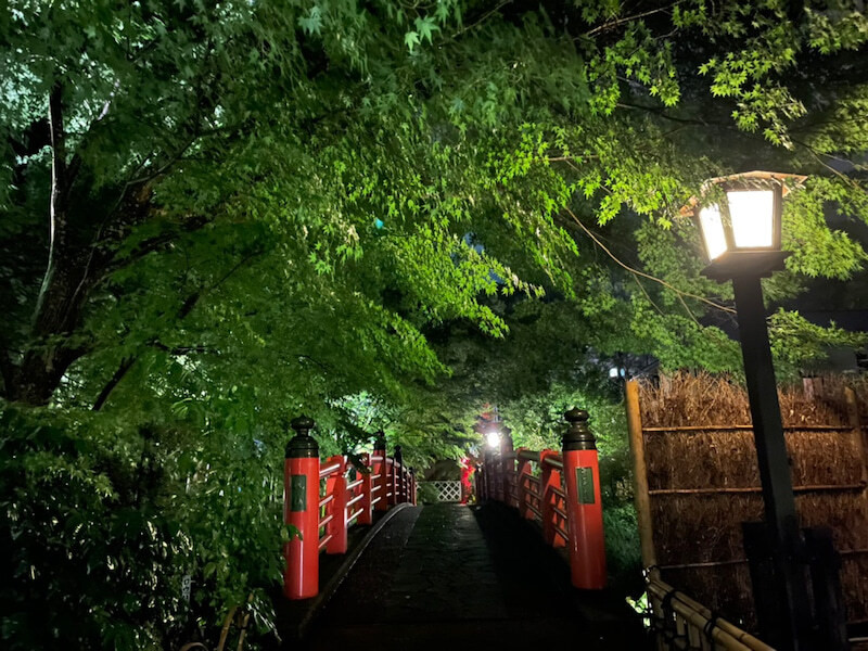 木々の緑に映える、真っ赤な「楓橋」 / 4