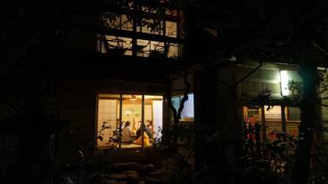 施設の正面 (日没後) / 3