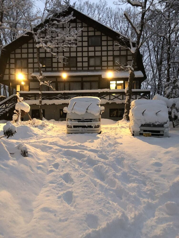 施設の正面 (日没後)