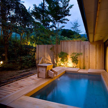 渓谷に佇む老舗料亭旅館で、温泉と懐石を堪能する上質なステイ4085892