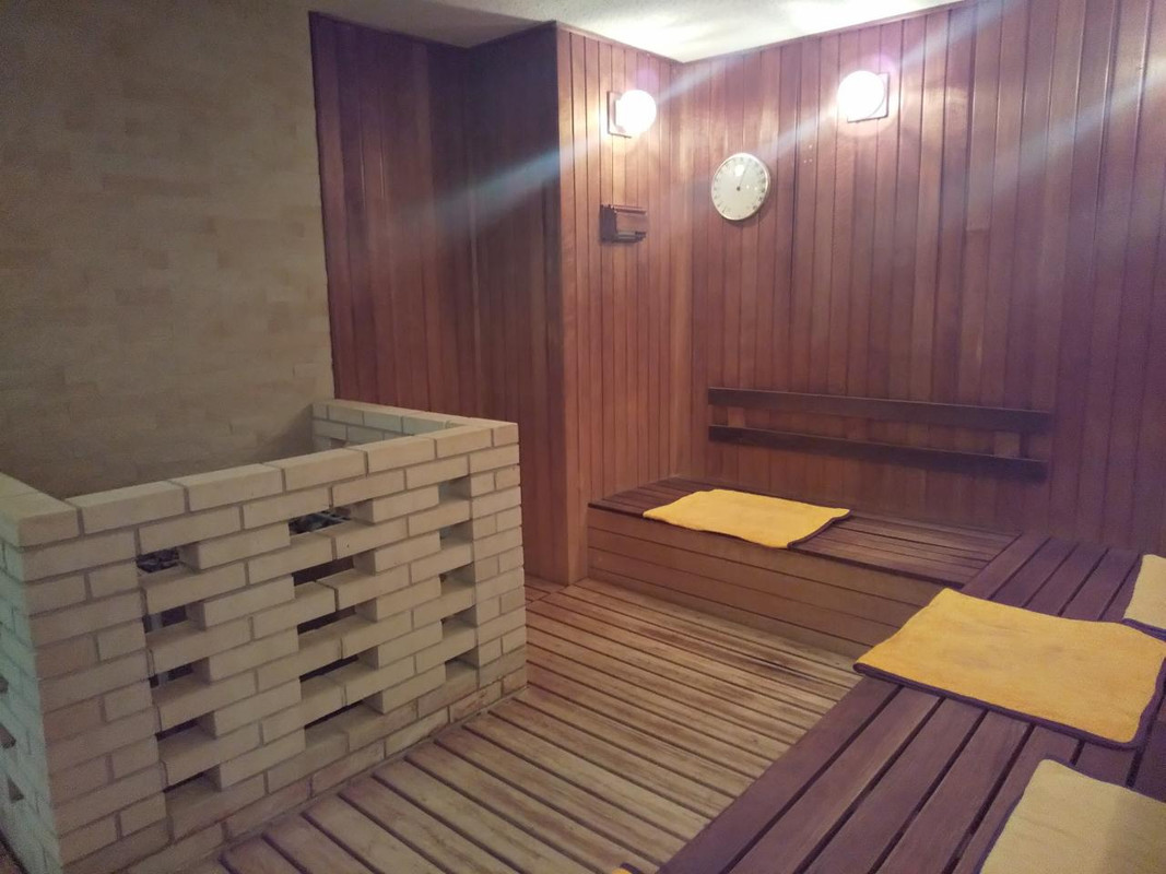屋内プールにはサウナも完備