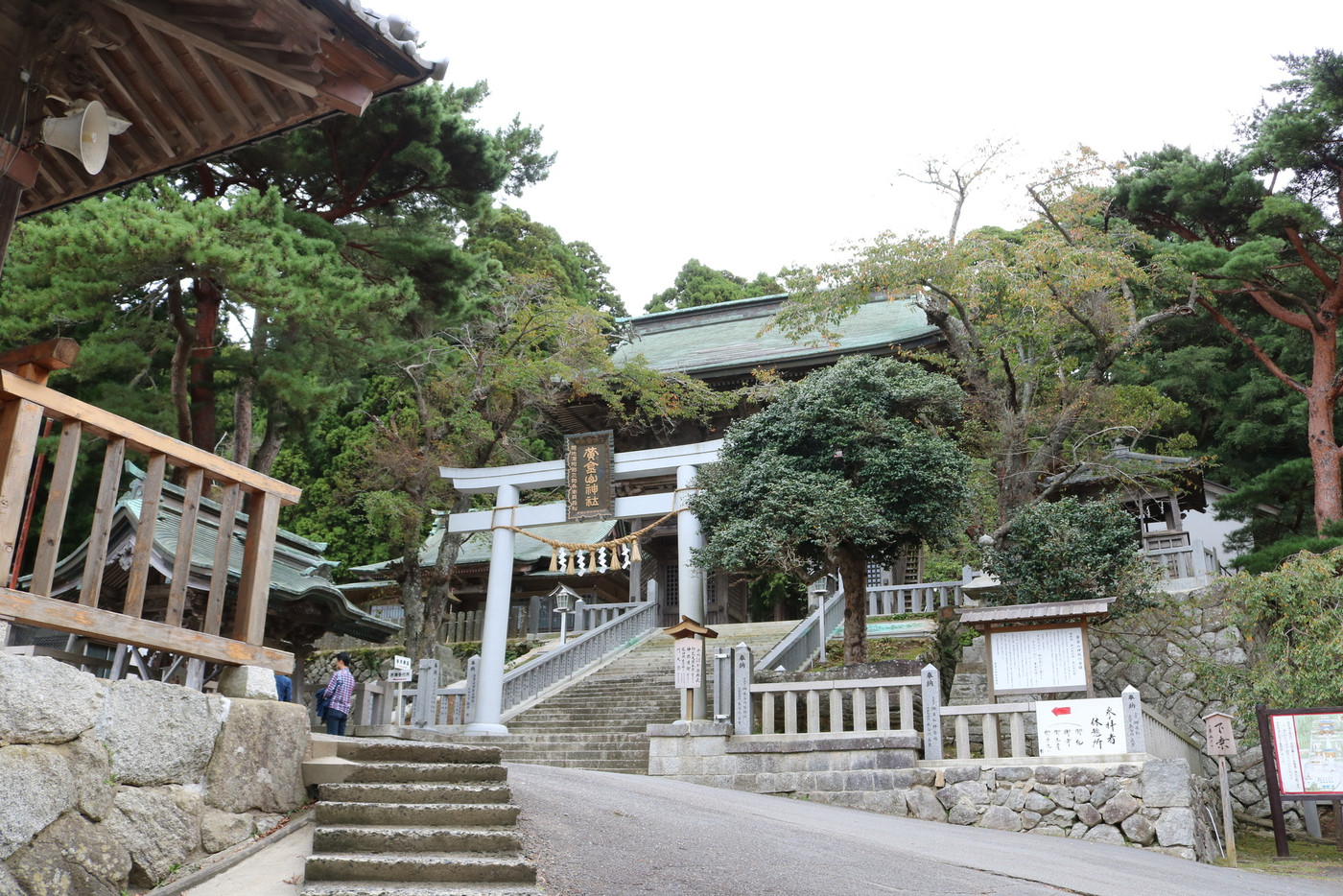 金華山黄金山神社、境内(裏参道から御拝殿への石段を望む)