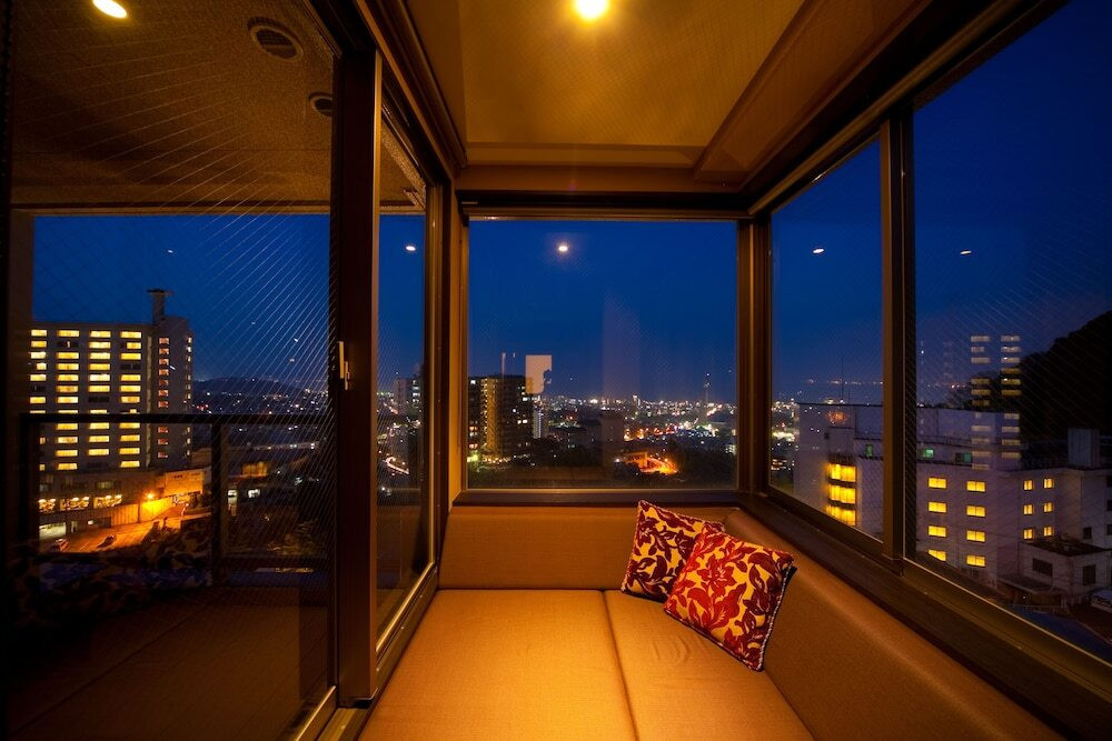 新館 月ノ想／メゾネットルームのソファと眺望一例①