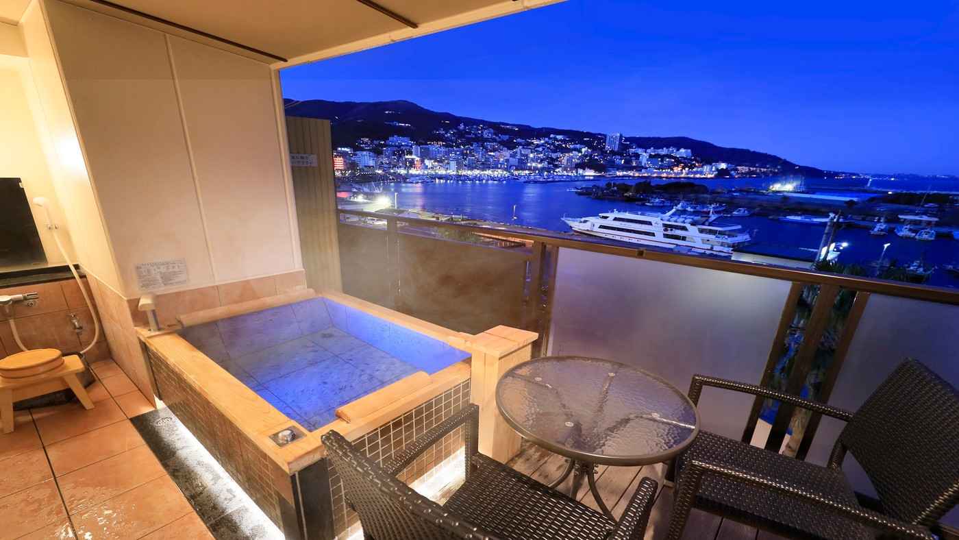 熱海100万ドルの夜景と海上花火