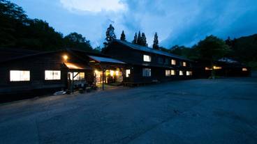 施設の正面 (日没後) / 2